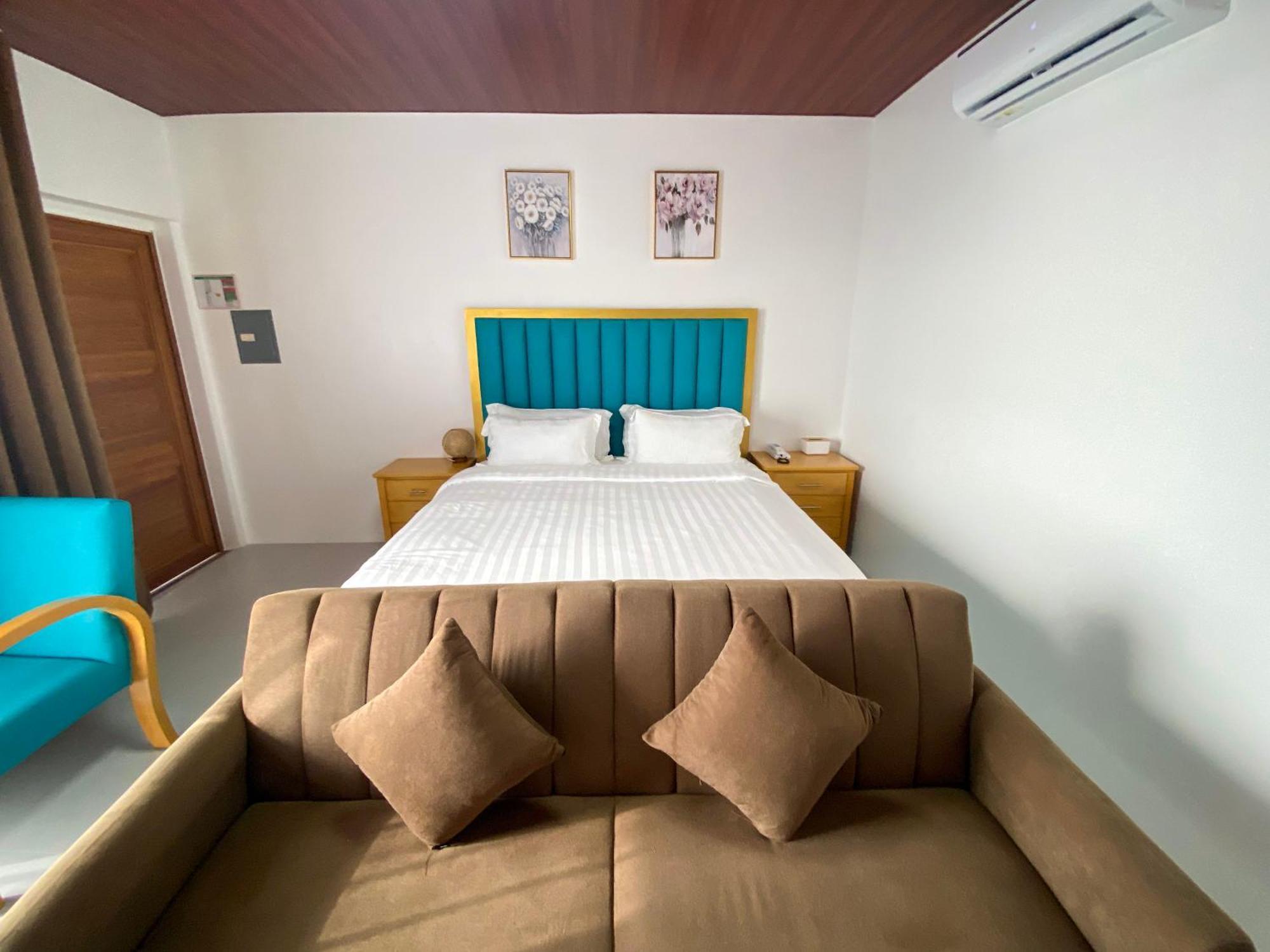 Q Beach Resort Cabangan Eksteriør billede