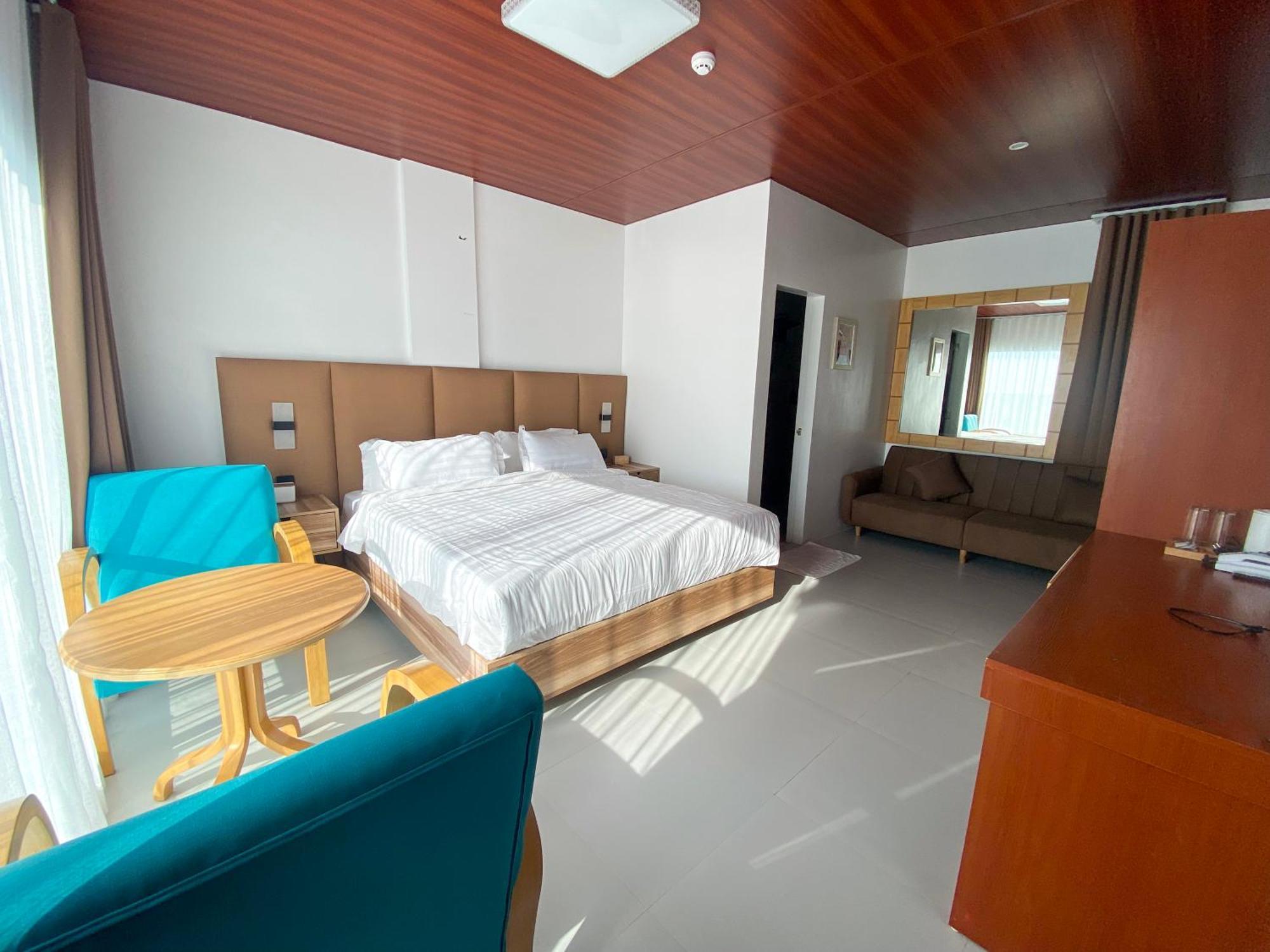 Q Beach Resort Cabangan Eksteriør billede